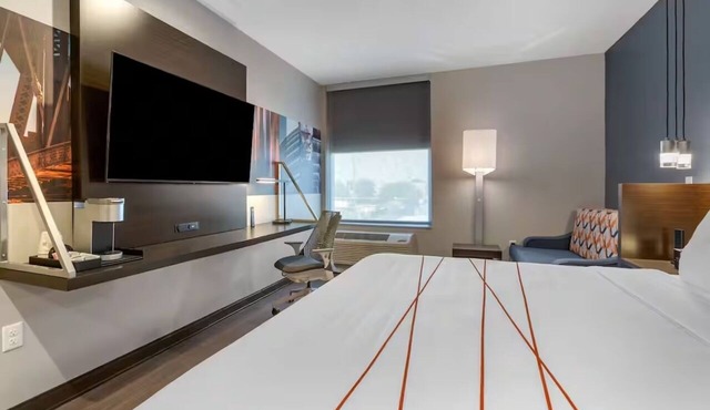 King Room w/Sofa & Keurig | Minutes to Dining, ASU, & Phoenix Zoo | Rooftop Bar in Maricopa County