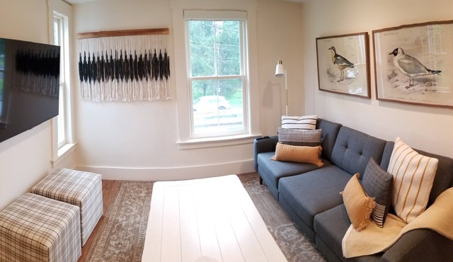 King Suite at Public House, food trucks & craft beer on site, walk to UNH & town in Durham