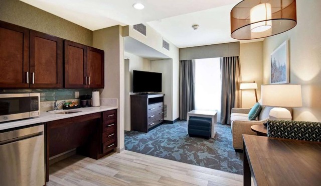 King Suite w/Kitchen Salt Lake City Airport+Pool in Salt Lake City
