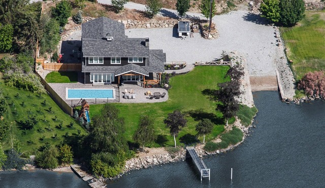 Lake Entiat Waterfront - Private Pool, Hot Tub, Boat Launch, Dock - sleeps 16 in Orondo