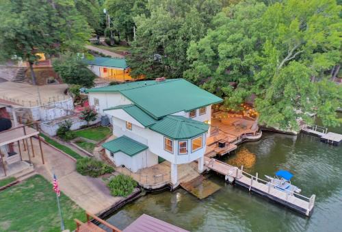Lake Haven Estate with Hot Tub, Game Room and Pontoon Boat, 4BR, 4 Bathoom, 2 Kitchens in Hot Springs