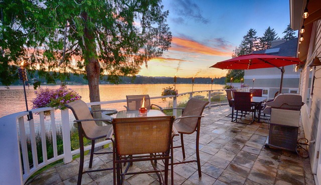 Lakefront Home-4 Bedrooms, 3 Full Bathrooms-Sleeps 10+ Hot Tub and Kayaks in Bremerton