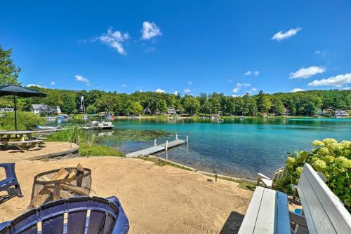 Lakefront Newaygo Home - Private Dock, Kayaks in Newaygo