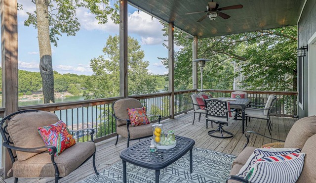 Lakefront, private swim dock, kayaks, paddleboards, grill, 1 hour from KC. in Linn Valley