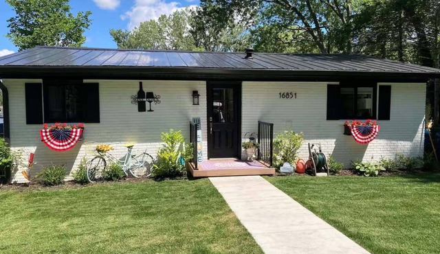 Lakefront "Wine Down" Cottage in Spring Lake