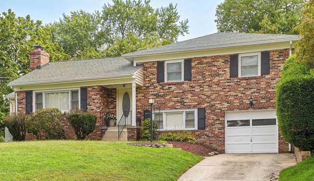Large Deck & Yard w/a View! Family Home Near DC in Silver Spring