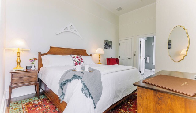 Large Historic King Room by New River Trail in Max Meadows