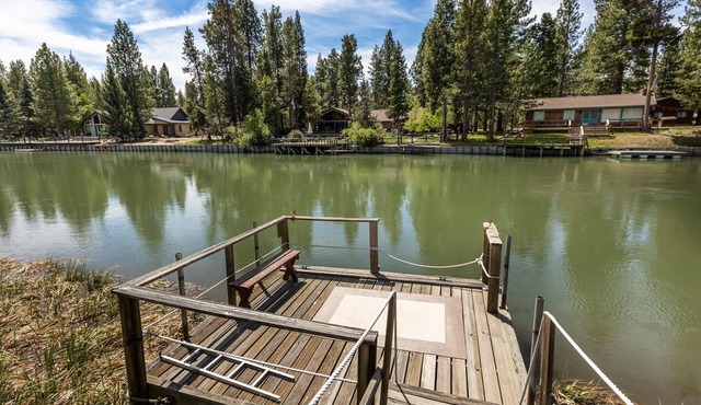 Large Riverfront Home, Private Dock, Fire Pit in Sunriver