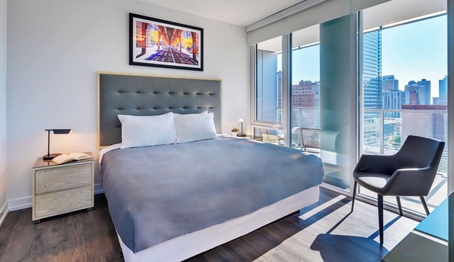 Level - Old Town 3 Bedroom, 2 Bath spacious suite with full kitchen in Chicago