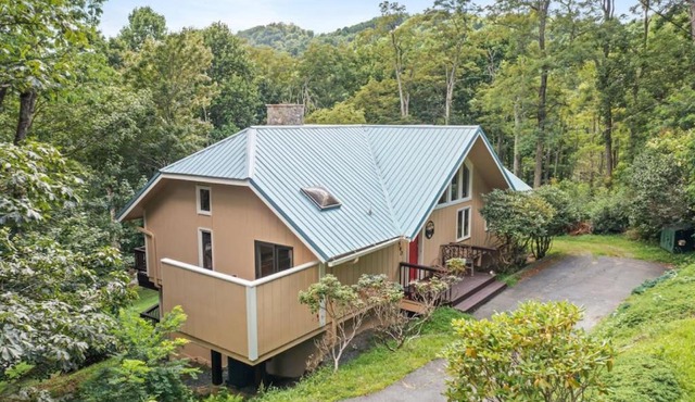 Lux Chalet with Amazing Views of Grandfather Mtn in Seven Devils