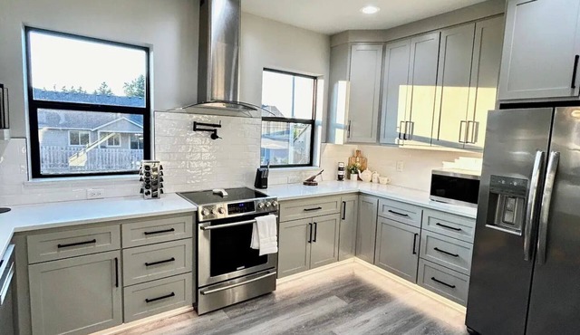 Lux Design, 5 Beds, Sleeps 10, Game Room, BBQ Grill in Salem