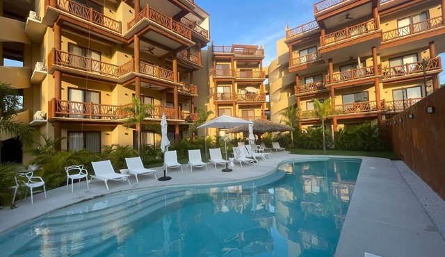 Luxurious 2 bedroom condo Steps from Beach with ocean view from balcony. in Zihuatanejo