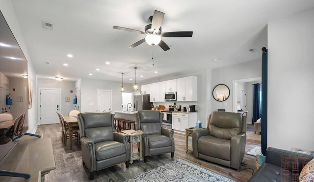 Luxurious 2BD Condo | *Sleeps 6* | Private Patio in Forest