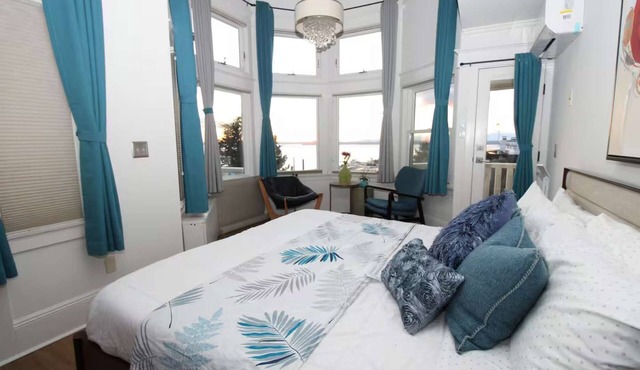 Luxurious Multi-Level Home with Breathtaking Mountain & Water Views - Prime Seattle Location! in Seattle