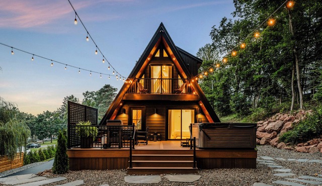Luxury A-frame in Adamstown, PA with hot tub, barrel sauna & EV charger in Reinholds