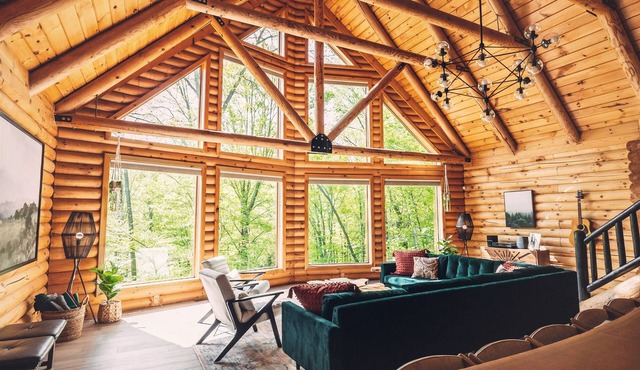 Luxury cabin, hot tub, pool, fire pit, sleeps 20 in Butler