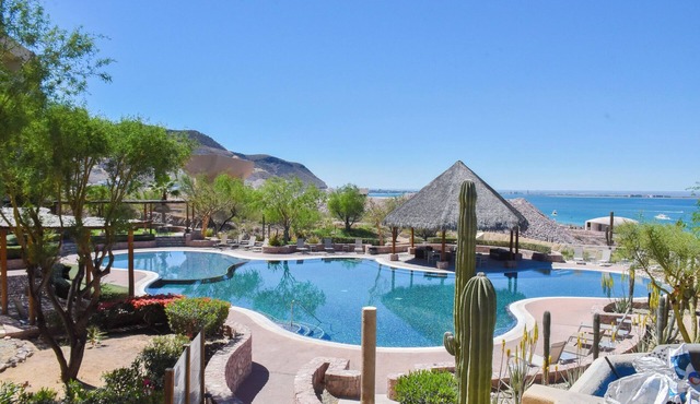 Luxury condo in Vistamar Puerta Cortes with access to beach clubs in La Paz