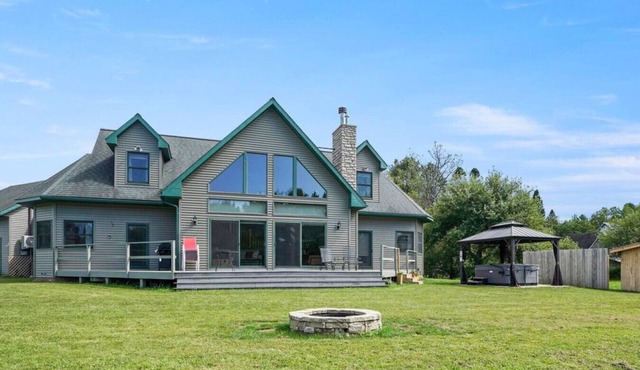 Luxury Group Retreat – Sauna, Hot Tub, Games & Minutes from MTU in Houghton