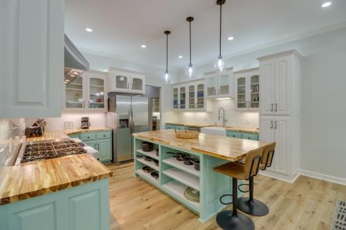 Luxury Lakefront Retreat w/Deck & Patio! in Fairfield Bay