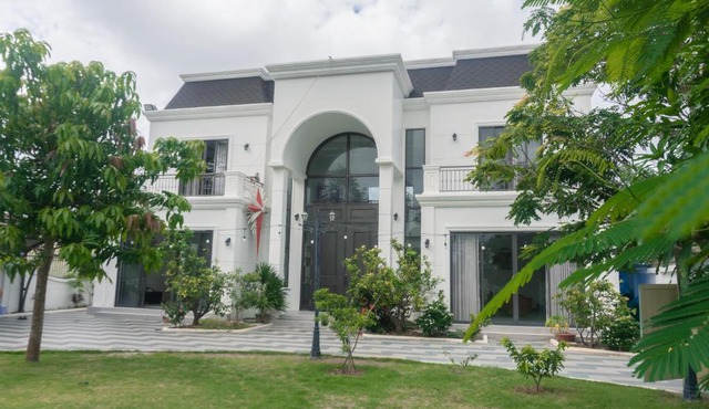 Luxury Mi-a Villa LaGi 4pn, huge salted pool, outdoor bbq and kara, up to 20