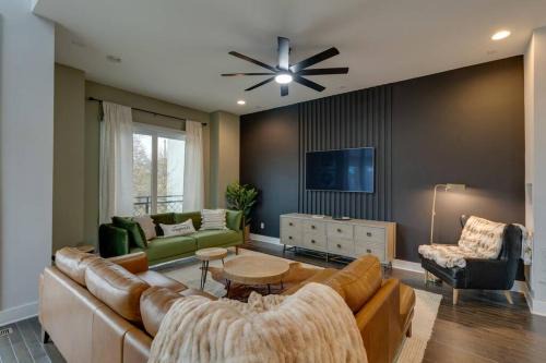 Luxury Townhome! Rooftop-Game Room! Near Broadway! in Nashville