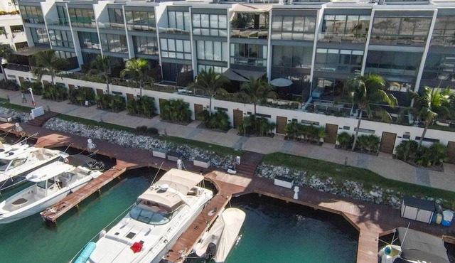 Luxury Waterfront Villa Puerto Cancun Marina in Cancún