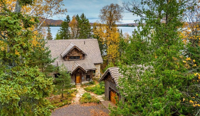 Magical, stunning, secluded retreat on idyllic Lake Medora! in Copper Harbor