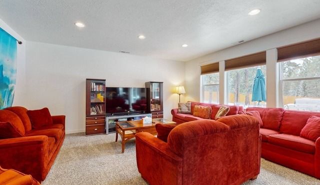 Magnificent Creater Road Retreat with 6 bedrooms and 3 bathroom on 1.2 acres. in Bend