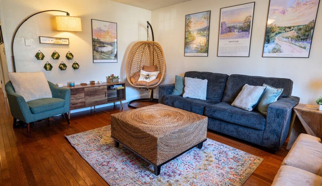 Main Retreat w/King Bed in Master, and has Garage in Springfield