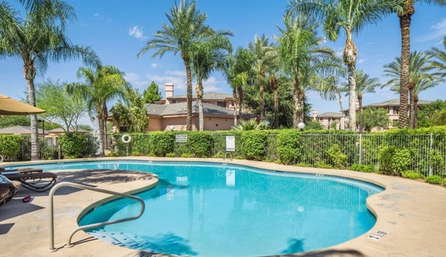 Make Your Trip More Enjoyable! Outdoor Pool, Kitchen, Onsite Parking! in Scottsdale