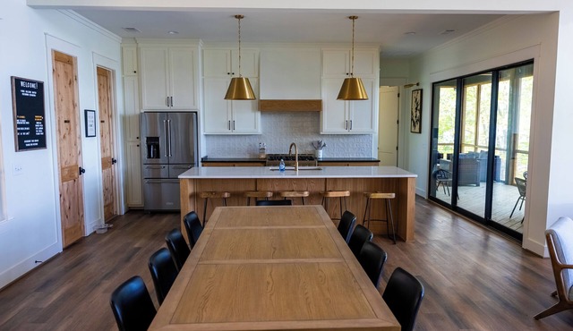 Massive Lake Martin Estate - Sleeps 23 in Jacksons' Gap