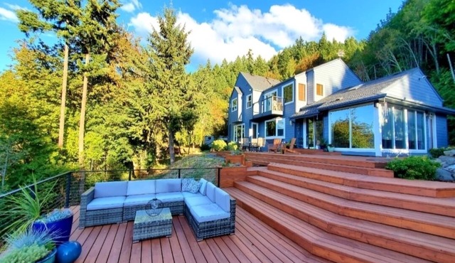 Mckenzie River Oasis w/massive deck & hot tub on 16 acres of old-growth forest in Springfield