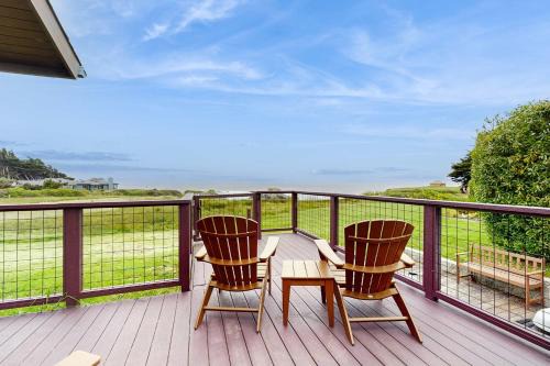 Mendocino Oceanfront Home - Hot Tub & BBQ in Mendocino