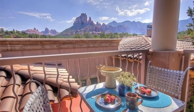 Million Dollar Views! Stroll to Great Food, Shops, Trails. Lush Yard, Hot Tub. in Sedona