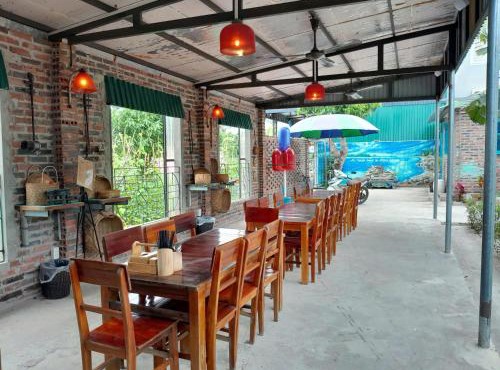 Mina Café & Stay in Van Don