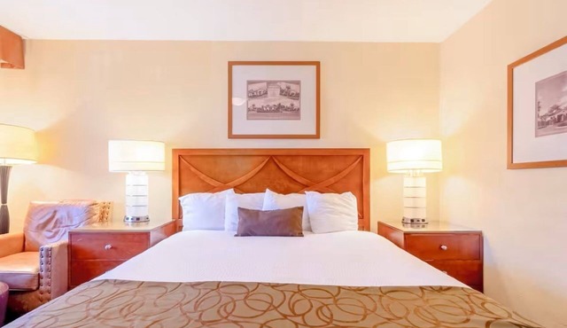 Minutes to Gateway Park Views | King Bed Stay | Outdoor Pool & Free Parking in Yuma