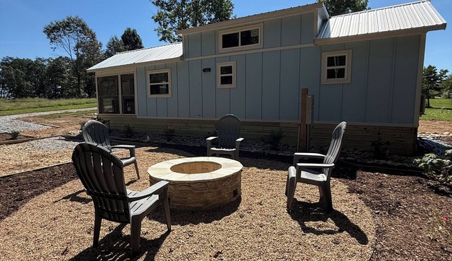 Modern 2BR tiny house, fully furnished, pavilion, firepit. in Mills River