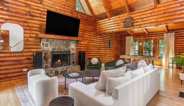 Modern and Luxurious Cabin Retreat, 5 minutes from Cumming City Center in Cumming