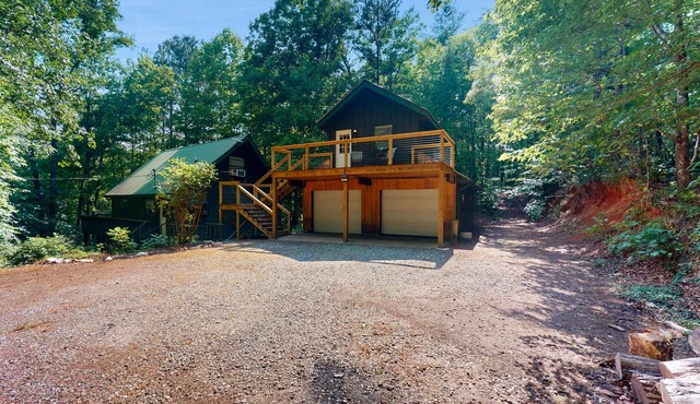 Modern aparthotel with stunning mountain views & close to the town of Blue Ridge in Blue Ridge