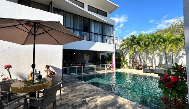 Modern Beach Home, pool, hot water. 10 min from the beach. For 8-10 guess! in Crucecita