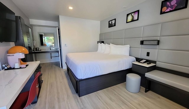 Modern Boutique Retreat | Free Parking in Santa Clara