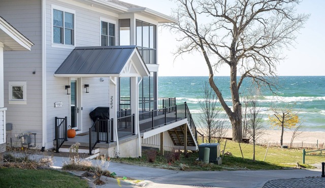 Modern Elegance on Lake Michigan in Macatawa