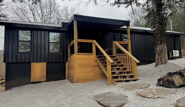 Modern, private retreat minutes from Elk River in Anderson