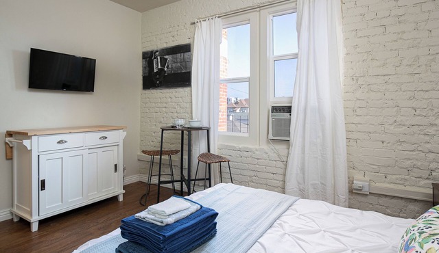 Modern Studio for 2 Near Downtown Los Angeles in Los Angeles