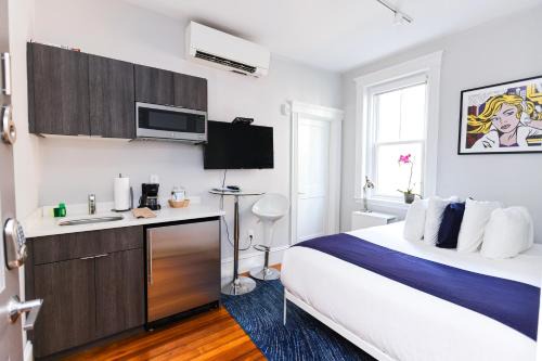 Modern Studio, quick train to Boston.#16 in Brookline