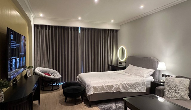 Modern studio w/overlooking beach & free Netflix -