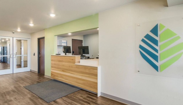 Modern Suite with Full Kitchen Near Pinnacle Promenade and Shiloh Memorial Park in Rogers