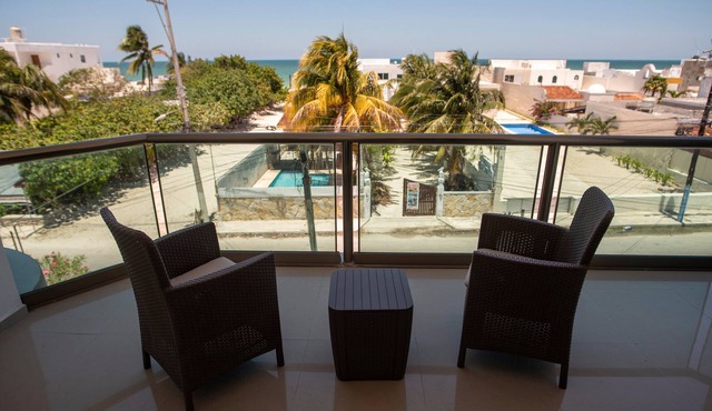 Modern villa private pool, 1 block from the Ocean in Progreso
