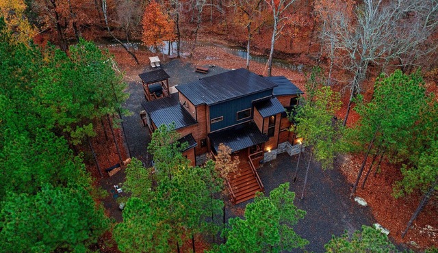 Moose Mansion, EV Outlet, swing set, hot tub in Broken Bow