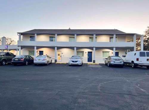Motel 6 Williamstown in Williamstown
